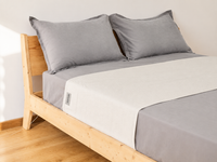 Drap de grounding Groundly installé sur un lit pour pratiquer la mise à la terre pendant le sommeil